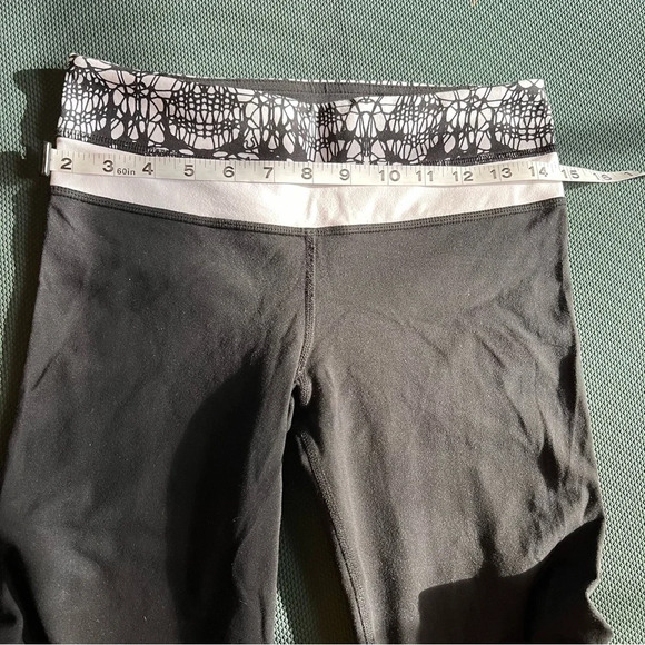 Reversible Lululemon Groove Crop SZ 4-Glacier Lace/Black - Picture 5 of 13